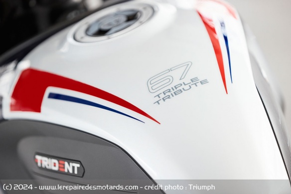 Les logos de la Triumph Trident Triple Tribute