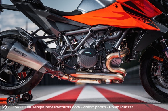 Sport tourer KTM 1390 Super Duke GT Sport tourer KTM 1390 Super Duke GT