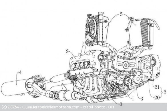 Le moteur chinois s'inspire beaucoup de celui de la Honda GoldWing Le moteur chinois s'inspire beaucoup de celui de la Honda GoldWing