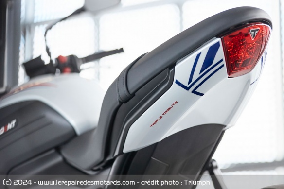 Le phare arrière de la Triumph Trident Triple Tribute