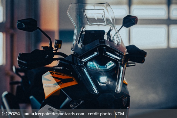 Le phare de la KTM 1390 Super Adventure S EVO Le phare de la KTM 1390 Super Adventure S EVO