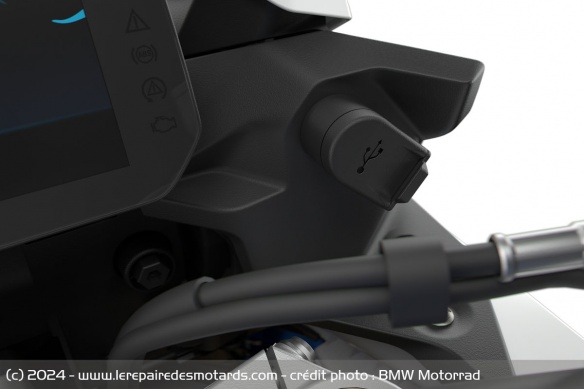 La F 900 XR est équipée d'un port USB-C à droite du compteur La F 900 XR est équipée d'un port USB-C à droite du compteur