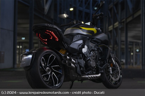 Power cruiser Ducati Diavel V4 Black Roadster