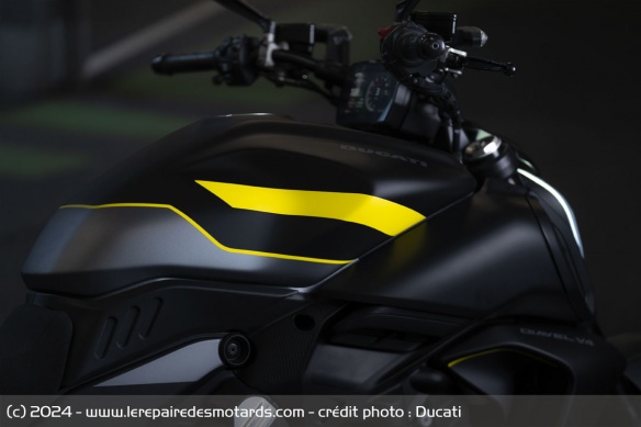 Power cruiser Ducati Diavel V4 Black Roadster