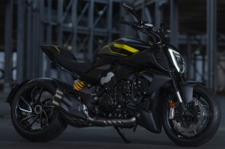 Power cruiser Ducati Diavel V4 Black Roadster