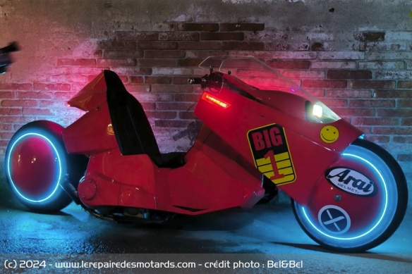 Un prototype roulant de la moto de Kaneda Un prototype roulant de la moto de Kaneda