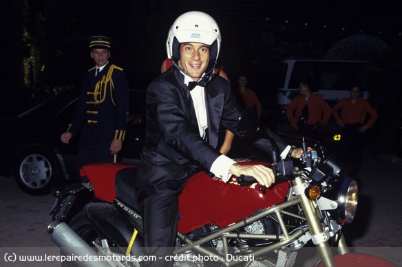 Ayrton Senna et sa Ducati Monster 900 en 1993 Ayrton Senna et sa Ducati Monster 900 en 1993