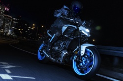 Roadster Yamaha MT-07 Y-AMT 2025