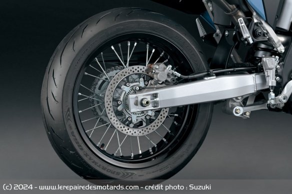 La DR-Z4SM est équipée de roues de 17 pouces et de pneus Dunlop Sportmax Q5A