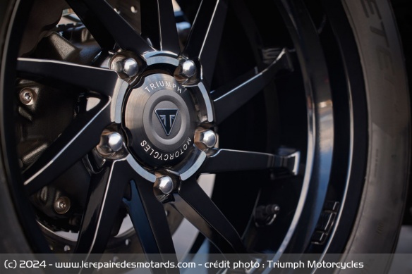 La roue arrière de la Triumph Rocket 3 Storm