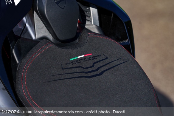 Sportive Ducati Panigale V2 Superquadro Final Edition Sportive Ducati Panigale V2 Superquadro Final Edition