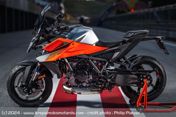 Sport tourer KTM 1390 Super Duke GT Sport tourer KTM 1390 Super Duke GT