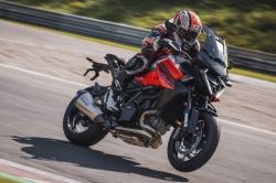 Sport tourer KTM 1390 Super Duke GT - Crédit photo : Philip Platzer