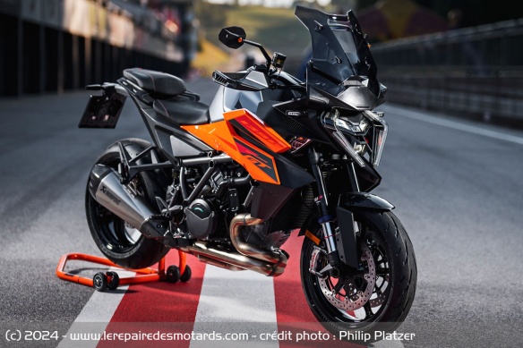 Sport tourer KTM 1390 Super Duke GT Sport tourer KTM 1390 Super Duke GT