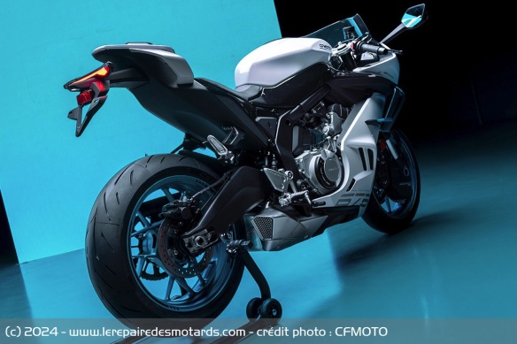 La CFMOTO 675SR-R se précise La CFMOTO 675SR-R se précise