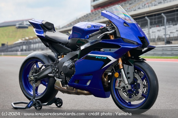 Sportive Yamaha R9
