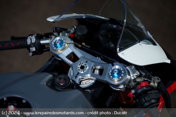 Sportive Ducati Panigale V2 Superquadro Final Edition Sportive Ducati Panigale V2 Superquadro Final Edition