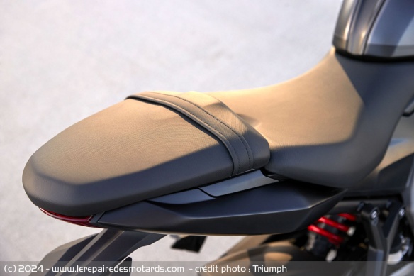 Selle à deux étages : 810 mm pour le pilote, 785 mm avec selle basse