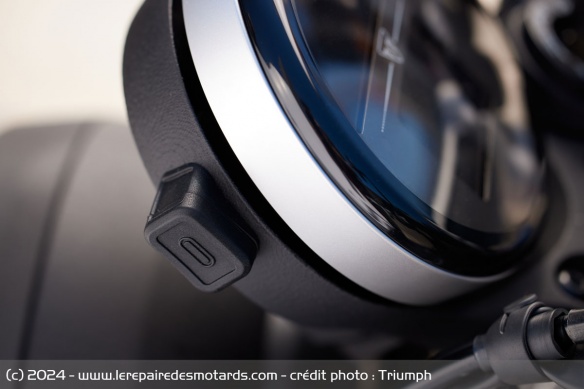 Le port USB de la Triumph Speed Twin 900 Le port USB de la Triumph Speed Twin 900
