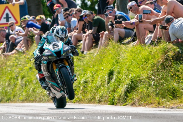 Michael Dunlop dans ses oeuvres lors du Superbike TT 2023 Michael Dunlop dans ses oeuvres lors du Superbike TT 2023