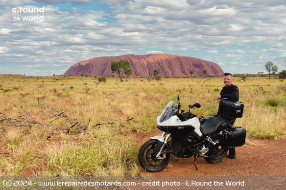 Roman et sa Zero devant Uluru en Australie