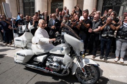 Une moto BMW pour Pape L&eacute;on XIV
