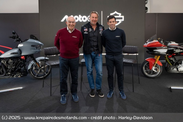 Carmelo Ezpeleta (CEO de Dorna Sports), Jochen Zeitz (CEO de Harley-Davidson) et Carlos Ezpeleta (directeur sportif de Dorna) Carmelo Ezpeleta (CEO de Dorna Sports), Jochen Zeitz (CEO de Harley-Davidson) et Carlos Ezpeleta (directeur sportif de Dorna)