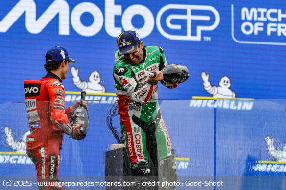 Johann Zarco célèbre sa victoire sur le podium du Mans Johann Zarco célèbre sa victoire sur le podium du Mans