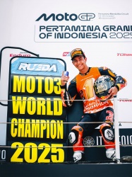 Rueda sacr&eacute; Champion du Monde Moto3 - Cr&eacute;dit photo : KTM