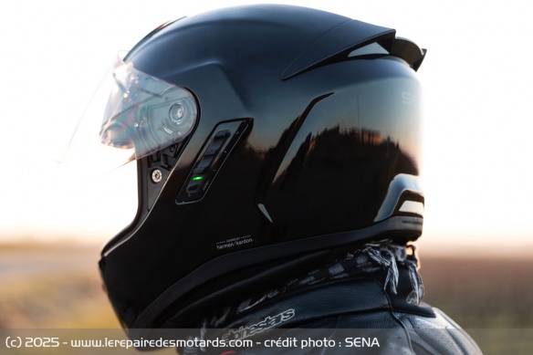 Le SENA Phantom intère un système de réduction actif du bruit AINR Le SENA Phantom intère un système de réduction actif du bruit AINR