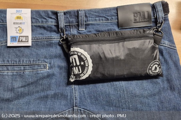 Le surpantalon est équipée d'une housse de transport à accrocher aux passants de ceinture