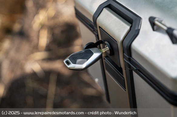 Le X-Case X55 existe avec une serrure à clé codable pour utiliser la clé de sa moto Le X-Case X55 existe avec une serrure à clé codable pour utiliser la clé de sa moto