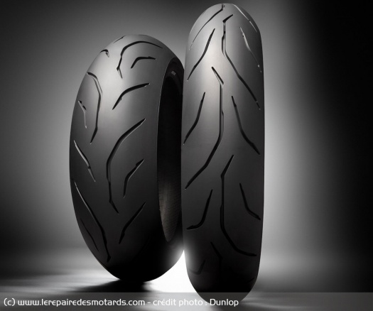 Un train de pneus Dunlop SportSmart mk4 est mis en jeu Un train de pneus Dunlop SportSmart mk4 est mis en jeu