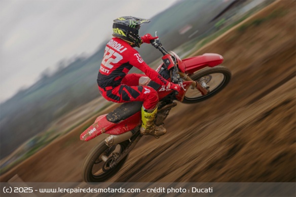Antonio Cairoli au guidon de la Ducati Desmo450 MX Antonio Cairoli au guidon de la Ducati Desmo450 MX