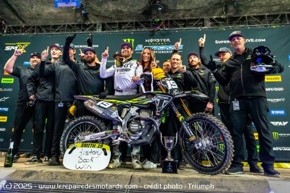 Smith et le Triumph Factory Racing célèbrent le premier succès de la marque Smith et le Triumph Factory Racing célèbrent le premier succès de la marque