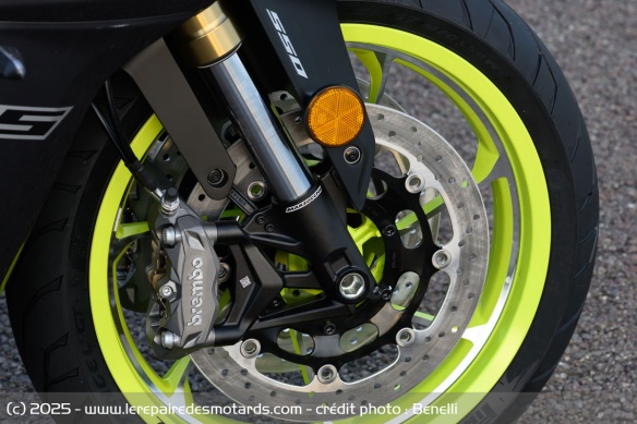 La sportive s'équipe de suspensions Marzocchi réglables et d'un freinage Brembo La sportive s'équipe de suspensions Marzocchi réglables et d'un freinage Brembo