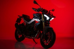 Roadster Benelli Tornado Naked Twin 550