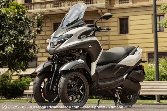 Désormais décliné en blanc, le Yamaha Tricity 300 s'affiche à 8.999 euros Désormais décliné en blanc, le Yamaha Tricity 300 s'affiche à 8.999 euros