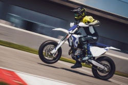 Supermotard Husqvarna FS 450 2026 - Cr&eacute;dit photo : Philip Platzer