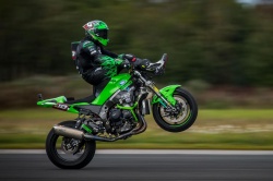 204 km/h en wheeling assis sur son guidon - Cr&eacute;dit photo : Kawasaki