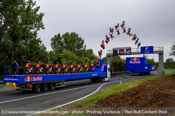 Un backflip entre deux camions en mouvement