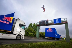 Un backflip entre deux camions en mouvement - Cr&eacute;dit photo : Joerg Mitter / Red Bull Content Pool