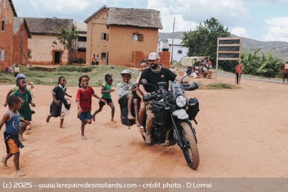 Les terres rouges de Madagascar en Royal Enfield Les terres rouges de Madagascar en Royal Enfield