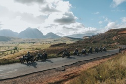 Les terres rouges de Madagascar en Royal Enfield - Crédit photo : D. Lorrai