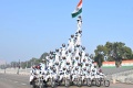 Record haute pyramide humaine  moto