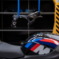 Un cadre issu de la comp&eacute;tition pour la BMW M1000RR