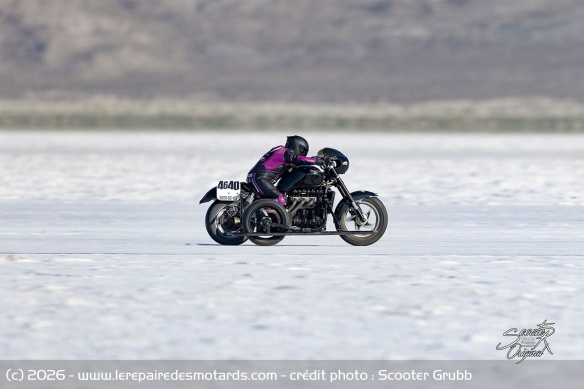 De retour sur son sidecar Triumph, Liane Langlois établi un nouveau record, sans carénage cette fois-ci