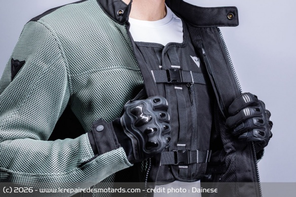 Le gilet peut être porté sur ou sous le blouson Le gilet peut être porté sur ou sous le blouson