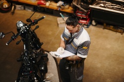L'Europe veut (encore) g&eacute;n&eacute;raliser le contr&ocirc;le technique moto - Photo d'illustration, cr&eacute;dit : DragonImages/Envato