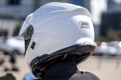 Des intercoms int&eacute;gr&eacute;s pour les casques Shoei